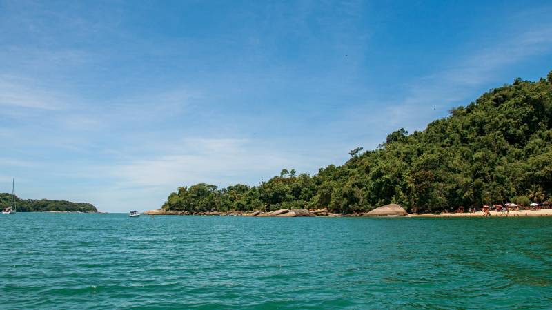 Praia Saco da Velha em Paraty: aventura e relaxamento na medida certa